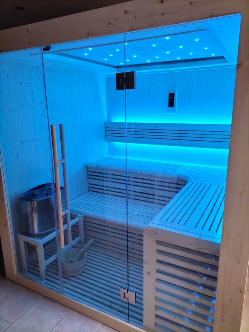 Savourez un moment de détente dans notre sauna traditionnel. Possibilité de vapeur en arrosant les pierres.